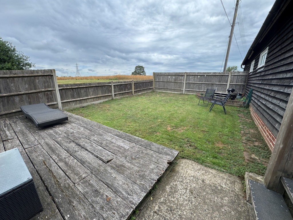Lot: 144 - FREEHOLD DETACHED PERIOD FARMHOUSE, STUDIO APARTMENT OVER QUADRUPLE GARAGE - RESIDENTIAL INVESTMENT - Studio - garden